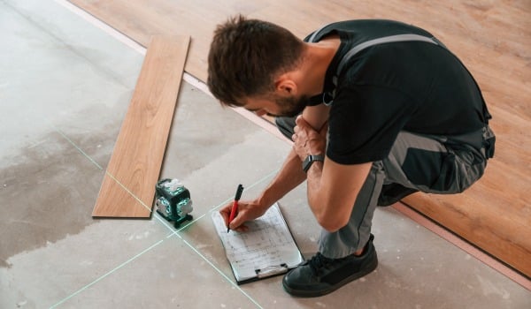 Jak przygotować podłogę pod panele?